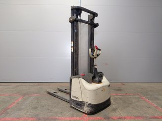 Stacker com condutor a pé Crown WF3000 10 - 1