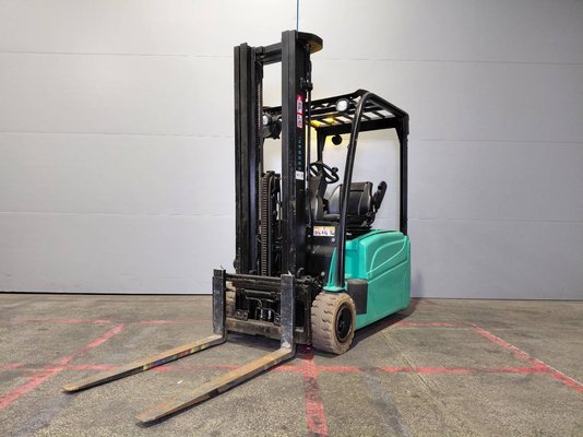 Empilhador de contrapeso 3 rodas Yale ERP16VTLWB - 1