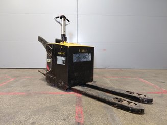 Porta-paletes eléctrico com condutor transportado Caterpillar NPV20N2