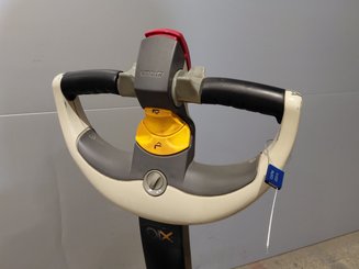 Porta-paletes eléctrico com condutor a pé Crown WP3020-2.0