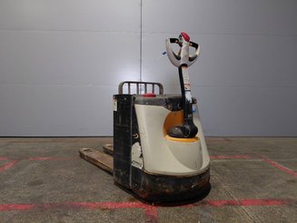 Porta-paletes eléctrico com condutor a pé Crown WP3080