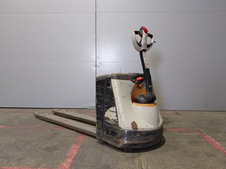 Porta-paletes eléctrico com condutor a pé Crown WP3020-2.0