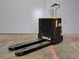 Porta-paletes eléctrico com condutor a pé Caterpillar NPP20N2E