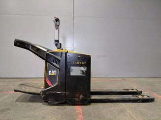 Porta-paletes eléctrico com condutor transportado Caterpillar NPV20N2