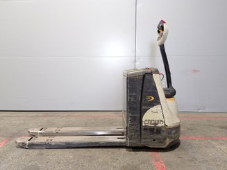 Porta-paletes eléctrico com condutor a pé Crown WP3020-2.0