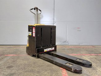Porta-paletes eléctrico com condutor a pé Caterpillar NPP20N2E