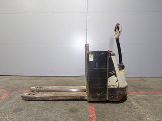 Porta-paletes eléctrico com condutor a pé Crown WP3080