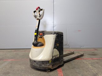 Porta-paletes eléctrico com condutor a pé Crown WP3020-2.0
