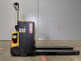 Porta-paletes eléctrico com condutor a pé Caterpillar NPP20N2E