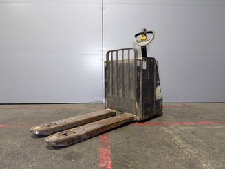 Porta-paletes eléctrico com condutor a pé Crown WP3080