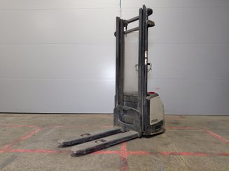 Stacker com condutor a pé Crown WF3000 10