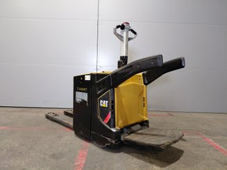 Porta-paletes eléctrico com condutor transportado Caterpillar NPV20N2