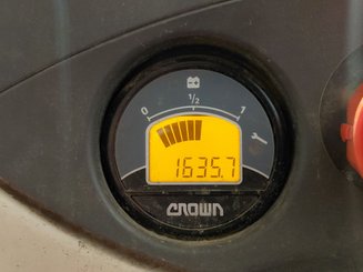 Porta-paletes eléctrico com condutor a pé Crown WP3020-2.0