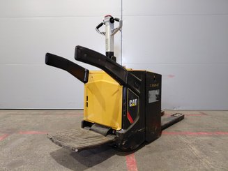 Porta-paletes eléctrico com condutor transportado Caterpillar NPV20N2