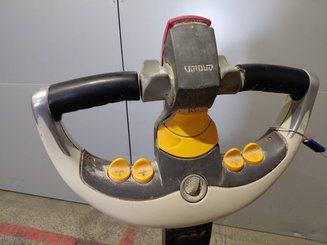 Porta-paletes eléctrico com condutor a pé Crown WP3080