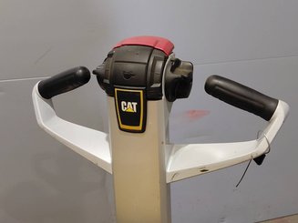 Porta-paletes eléctrico com condutor a pé Caterpillar NPP20N2E