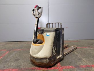 Porta-paletes eléctrico com condutor a pé Crown WP3080