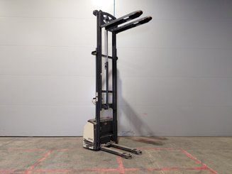 Stacker com condutor a pé Crown WF3000 1.2 - 7