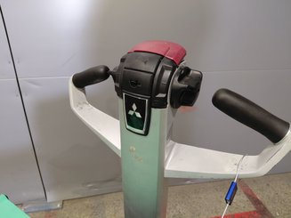 Porta-paletes eléctrico com condutor a pé Mitsubishi PBP20N2E