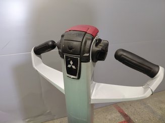 Porta-paletes eléctrico com condutor a pé Mitsubishi PBP16N2 - ACCOMPAGNANT