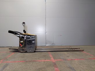 Porta-paletes eléctrico com condutor a pé Caterpillar NPV20N2