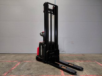 Stacker com condutor a pé Hangcha CDD16-AEC2