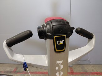 Porta-paletes eléctrico com condutor transportado Caterpillar NPV20N2
