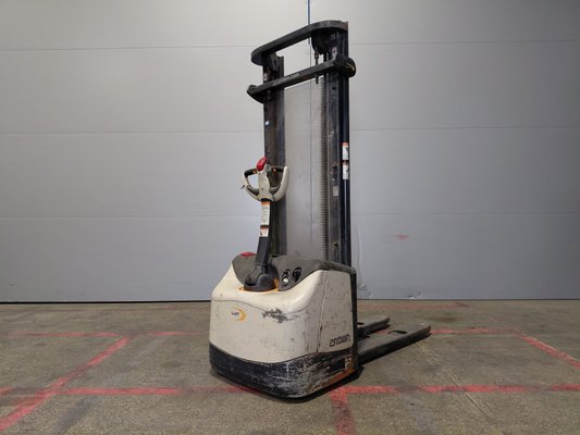 Stacker com condutor a pé Crown WF3000 10 - 1