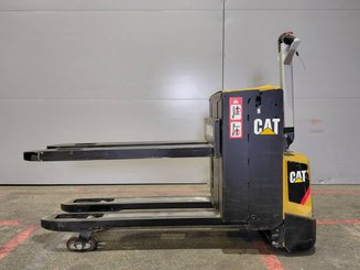 Porta-paletes eléctrico com condutor a pé Caterpillar NPP20N2E