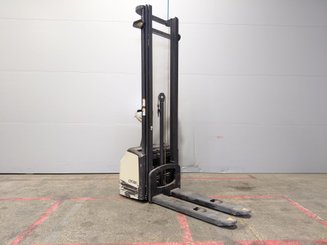 Stacker com condutor a pé Crown WF3000 1.2 - 2