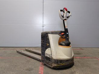 Porta-paletes eléctrico com condutor a pé Crown WP3020-2.0 - 3