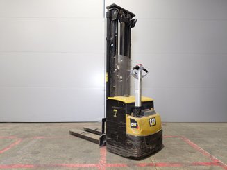 Stacker com condutor a pé Caterpillar NSP16N2