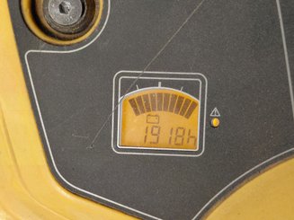 Porta-paletes eléctrico com condutor transportado Caterpillar NPV20N2