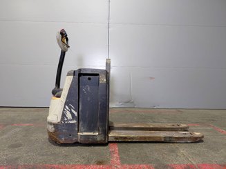 Porta-paletes eléctrico com condutor a pé Crown WP3080