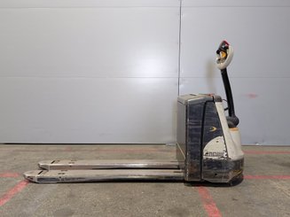Porta-paletes eléctrico com condutor a pé Crown WP3020-2.0