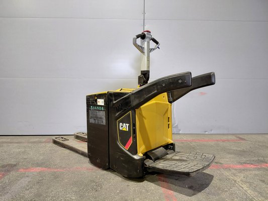 Porta-paletes eléctrico com condutor transportado Caterpillar NPV20N2 - 1
