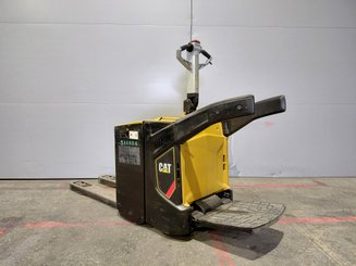 Porta-paletes eléctrico com condutor transportado Caterpillar NPV20N2 - 1