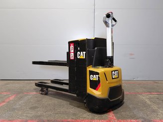 Porta-paletes eléctrico com condutor a pé Caterpillar NPP20N2E