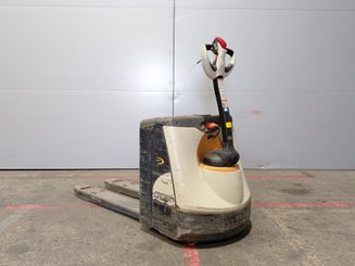Porta-paletes eléctrico com condutor a pé Crown WP3020-2.0