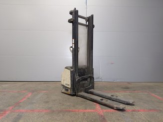 Stacker com condutor a pé Crown WF3000 10