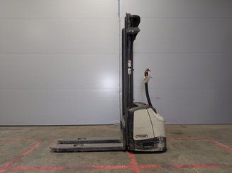 Stacker com condutor a pé Crown WF3000 10 - 5