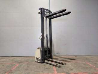 Stacker com condutor a pé Crown WF3000 1.2 - 6