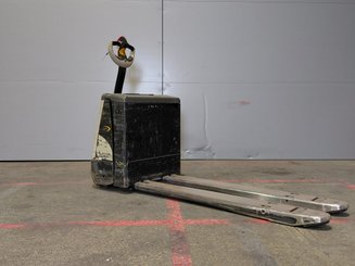 Porta-paletes eléctrico com condutor a pé Crown WP3020-2.0 - 1