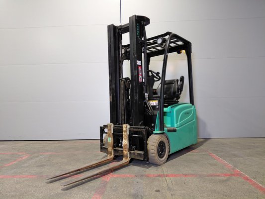 Empilhador de contrapeso 3 rodas Yale ERP15VTSWB - 1