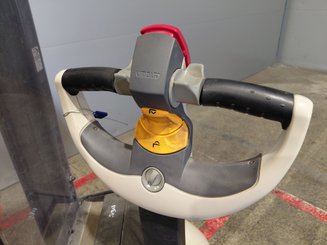 Stacker com condutor a pé Crown WF3000 1.2 - 8