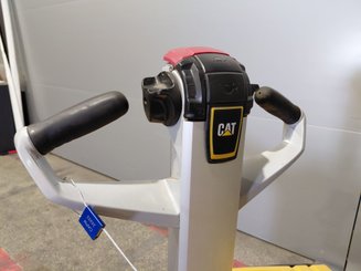 Porta-paletes eléctrico com condutor transportado Caterpillar NPV20N2