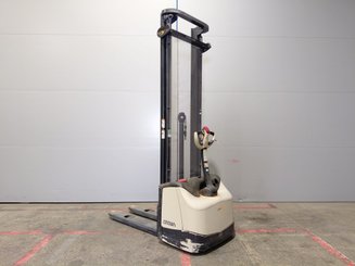 Stacker com condutor a pé Crown WF3000 1.2 - 1
