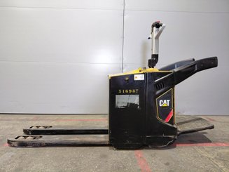 Porta-paletes eléctrico com condutor transportado Caterpillar NPV20N2
