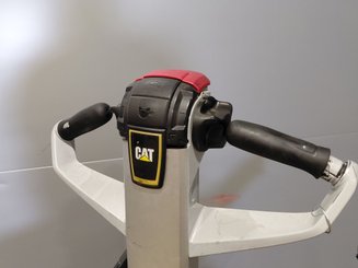 Porta-paletes eléctrico com condutor a pé Caterpillar NPV20N2