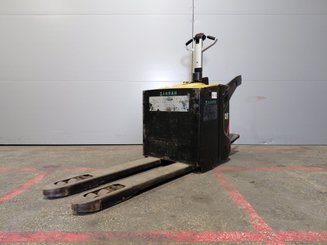 Porta-paletes eléctrico com condutor transportado Caterpillar NPV20N2 - 1